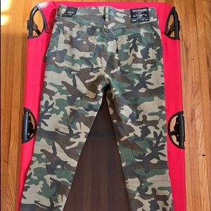 Womens True Religion Jeans.  Style: Jennie Mid Rise - Size 31